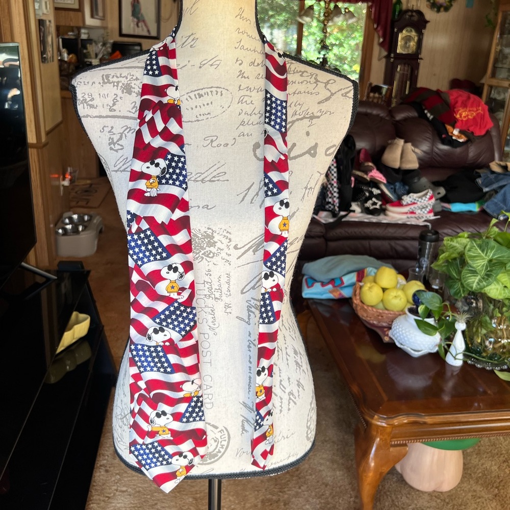Men’s neck tie vintage Peanuts red, white & cool Snoopy 100% silk.